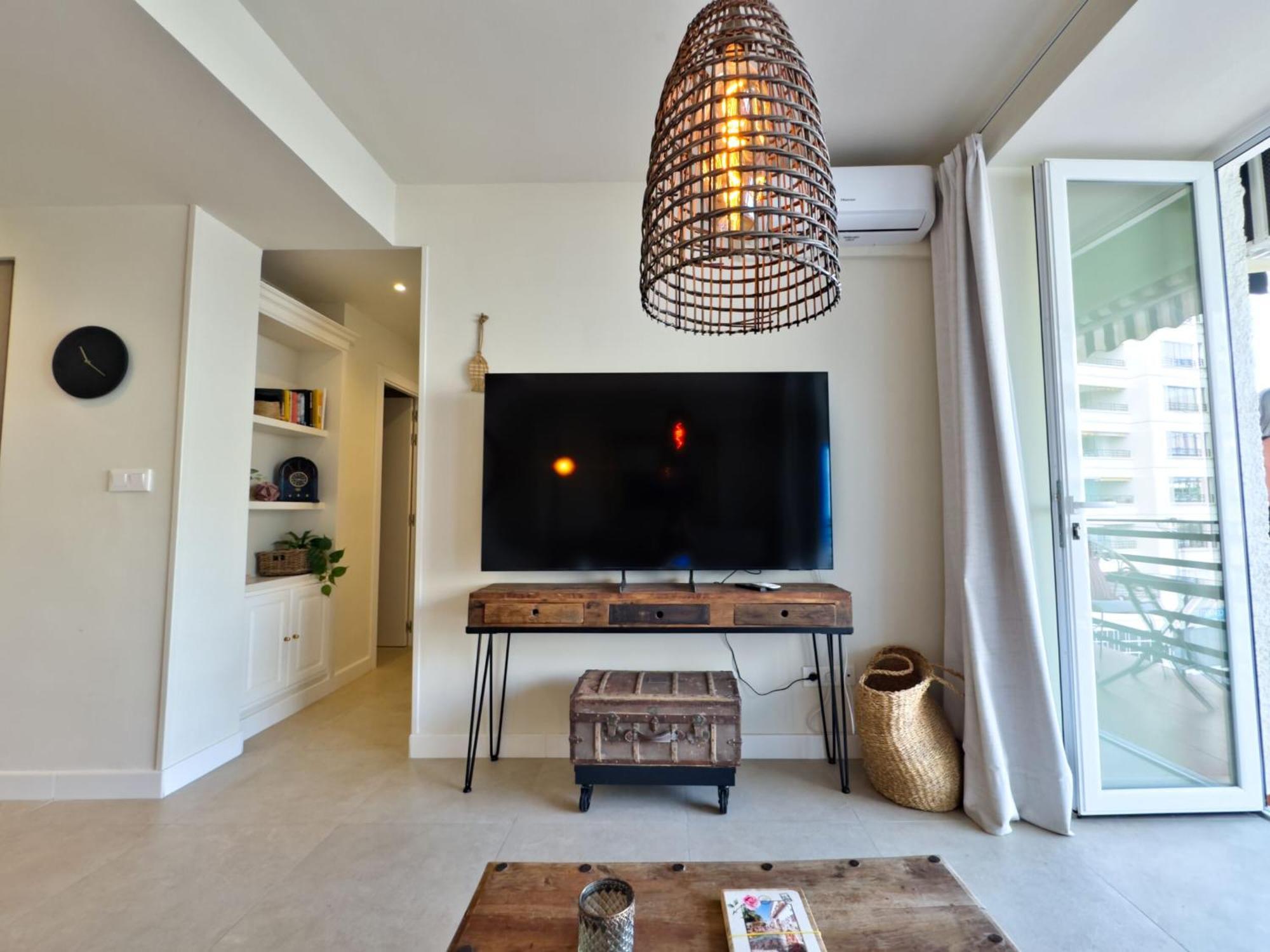 Apartment Boho Chic Apt, Frontline Sea & Paseo Views *