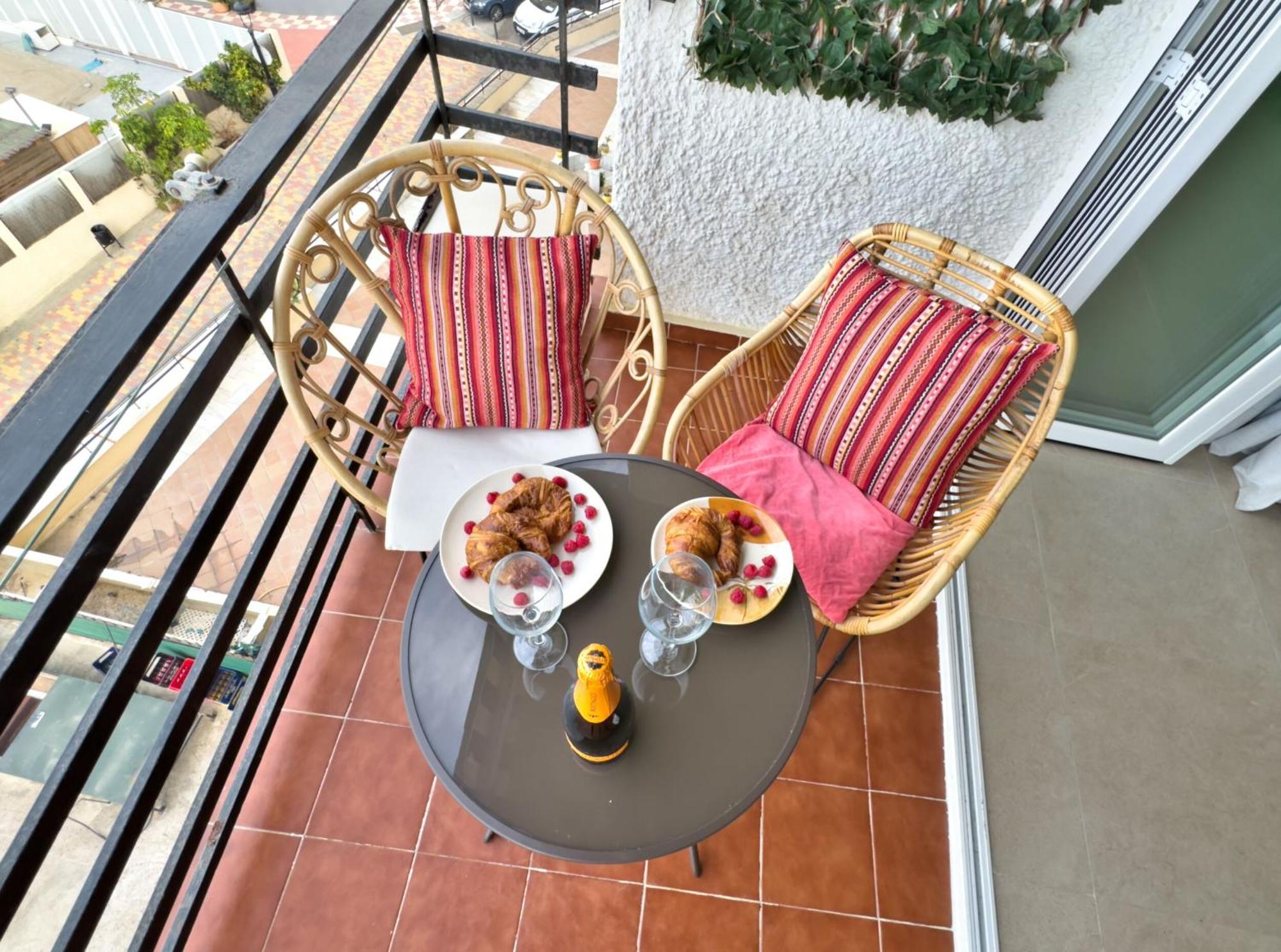 Boho Chic Apt, Frontline Sea & Paseo Views * Marbella