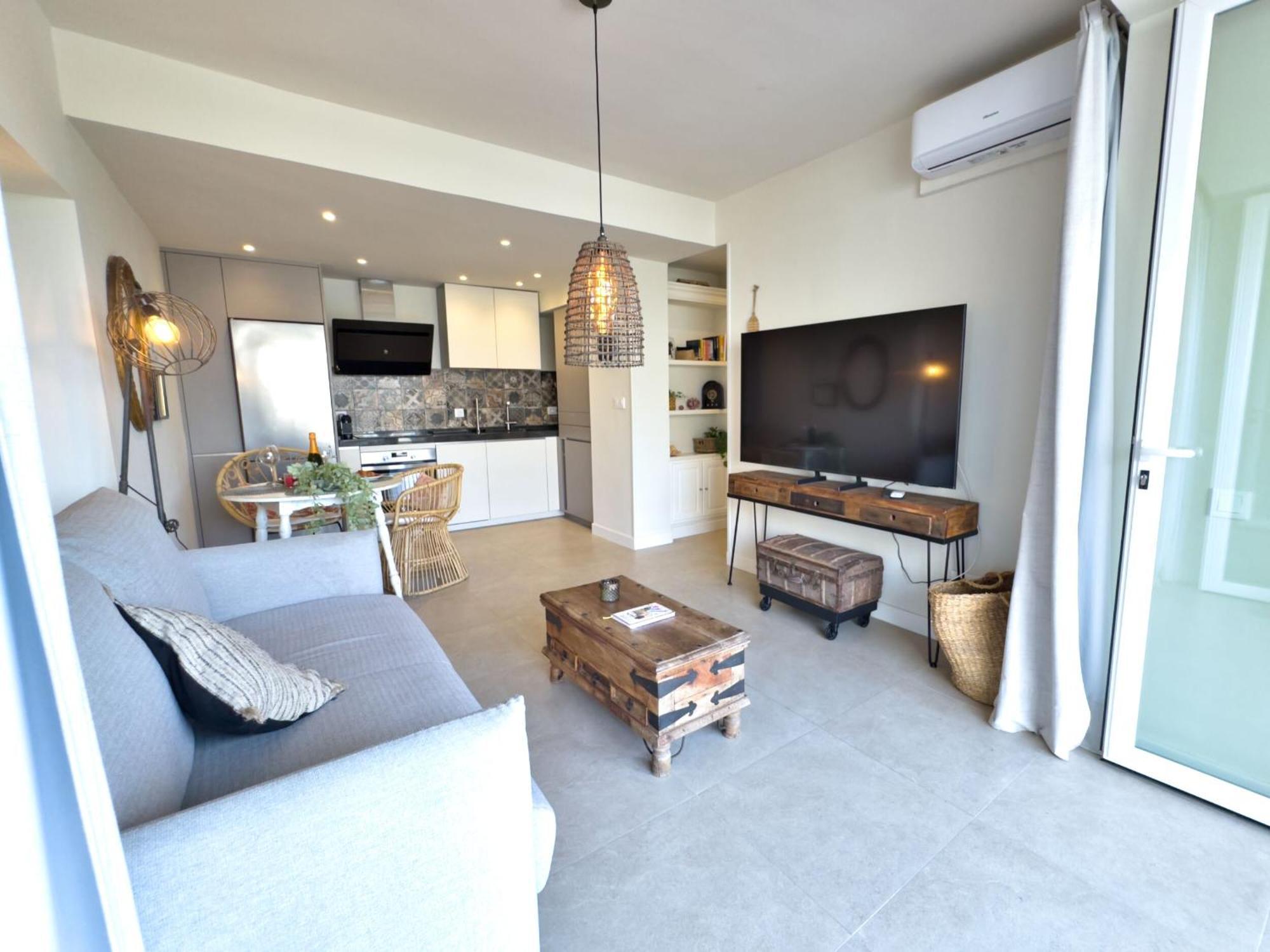 Boho Chic Apt, Frontline Sea & Paseo Views * Marbella